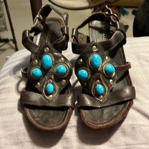 Brown heel w turquoise stone